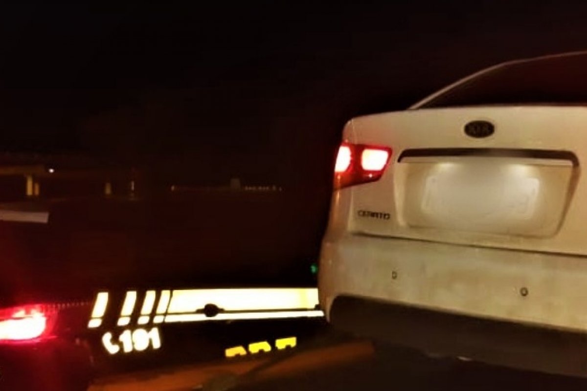 Carro roubado é recuperado em trecho da BR 101