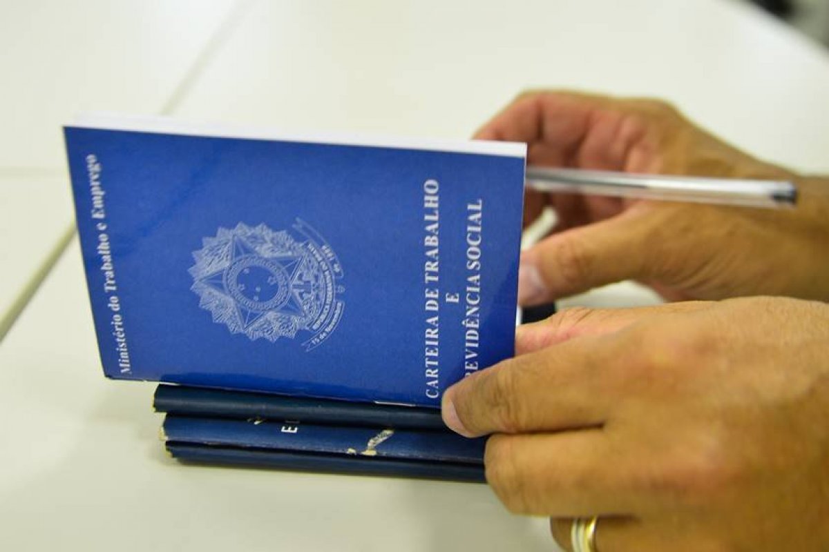 Governo estuda benefício específico para demitidos durante a pandemia