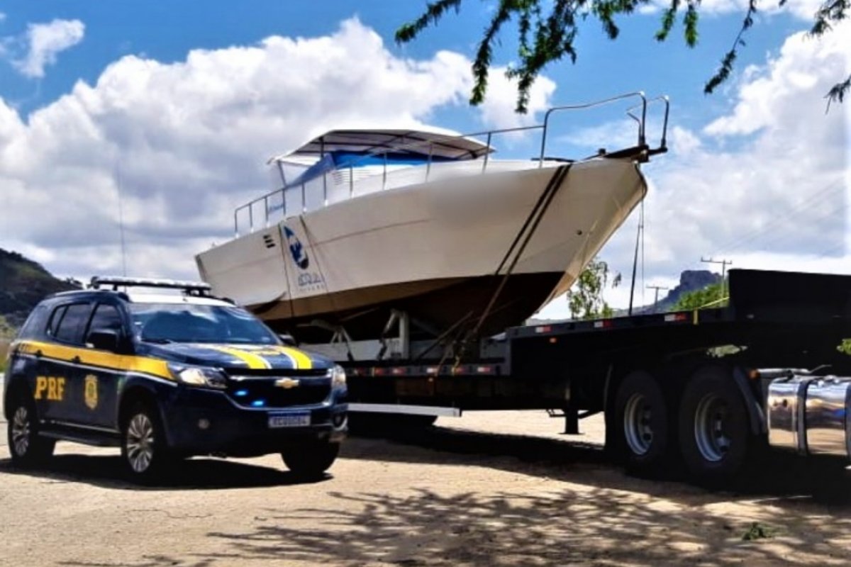 Caminhão que transportava barco de forma irregular é apreendido na BR 116