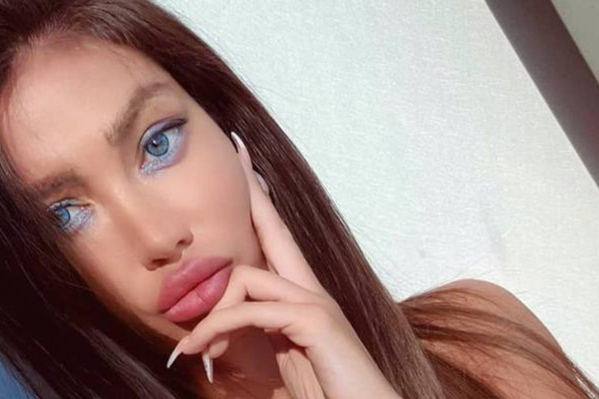 Modelo que já viveu romance com Neymar joga Lamborghini na piscina após dirigir de salto alto