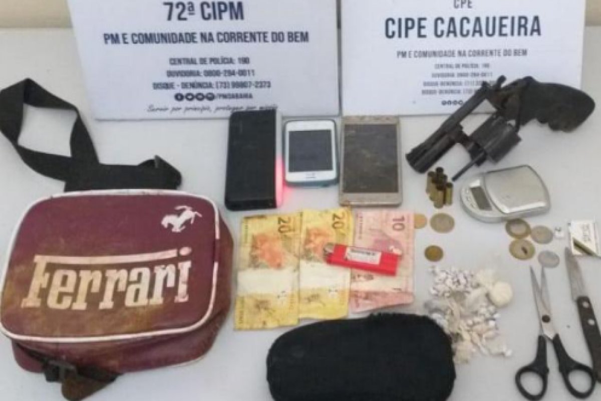 Dupla flagrada com revólver e porções de drogas em Itacaré