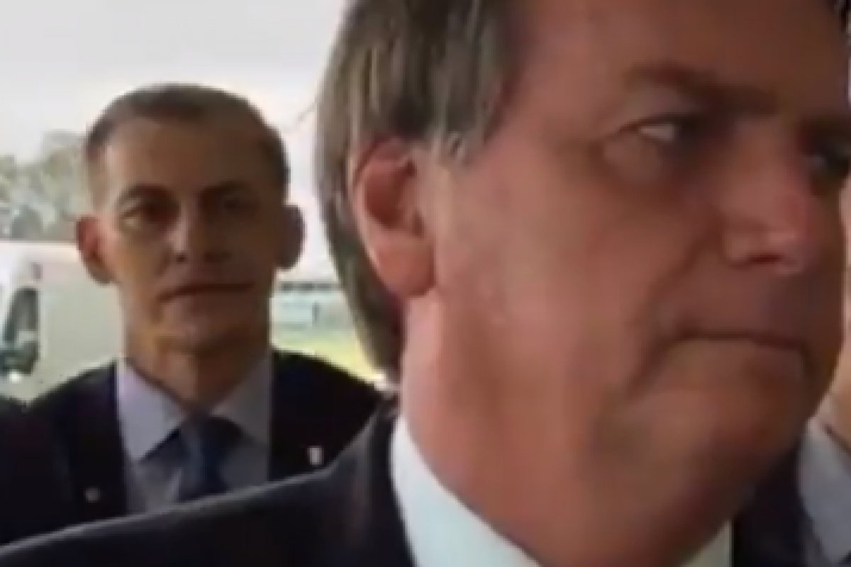 Vídeo: Homem oferece R$ 100 milhões a Bolsonaro em troca de selfie