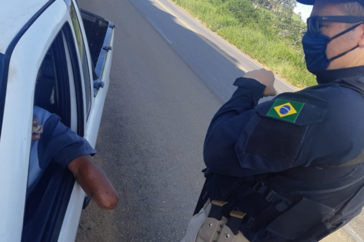 Polícia prende deficiente dirigindo com apenas uma mão e sem adaptação obrigatória 