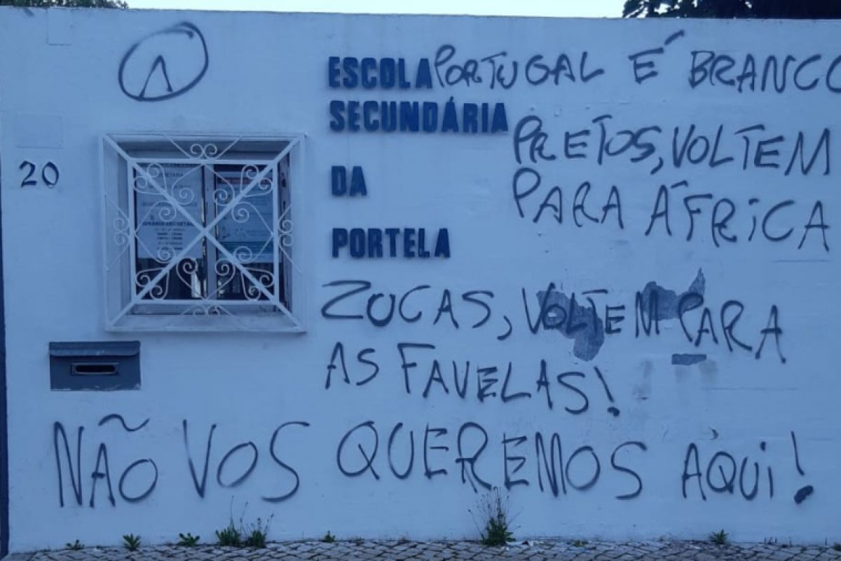 Escola em Portugal é pichada com frases racistas e xenofóbicas contra brasileiros