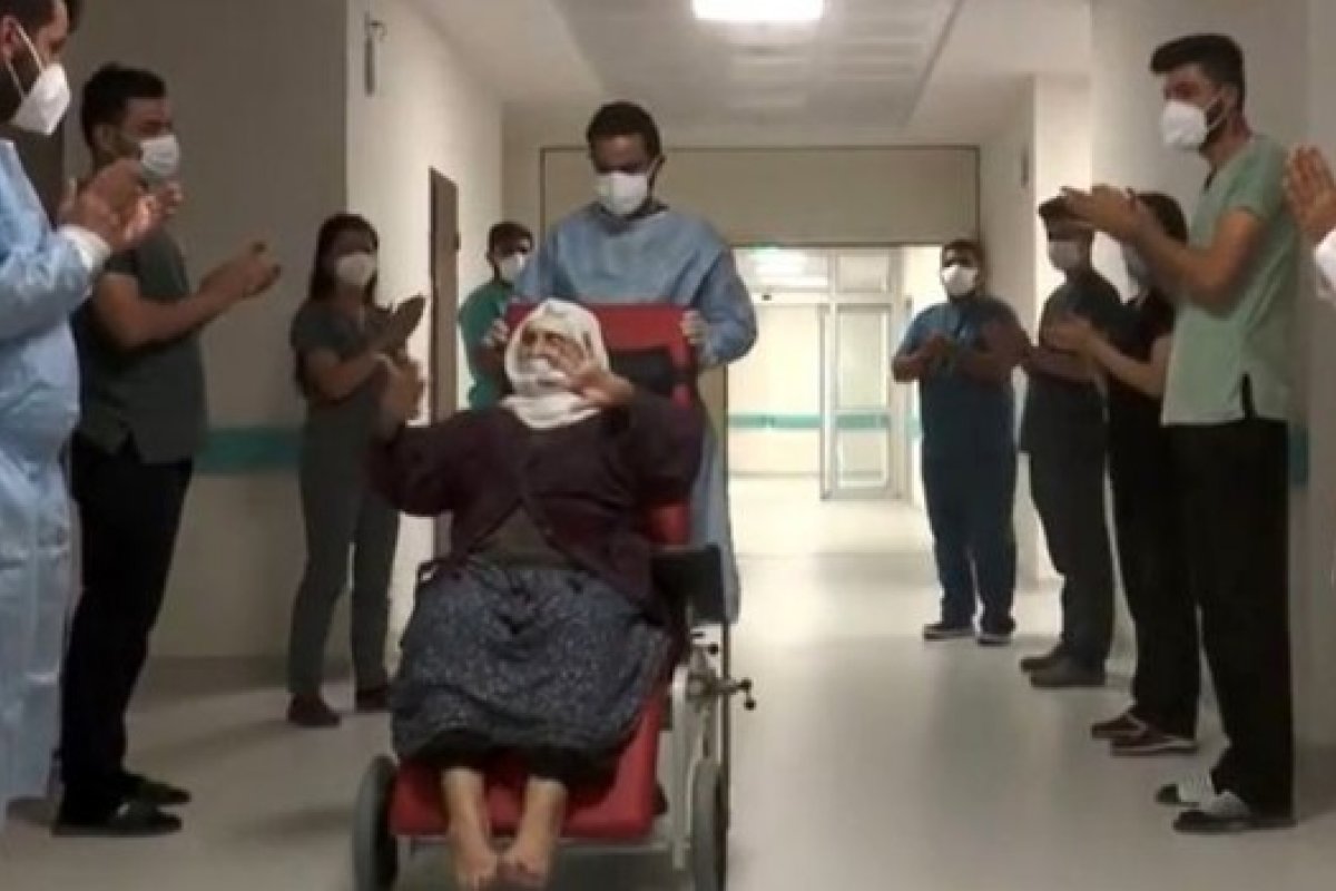 Mulher de 120 anos, com 12 filhos e 100 netos, vence a Covid-19