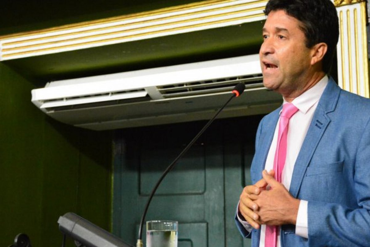 "Antecipar férias sem aviso prévio é decisão autoritária e unilateral", brada Marcos Mendes contra ACM Neto