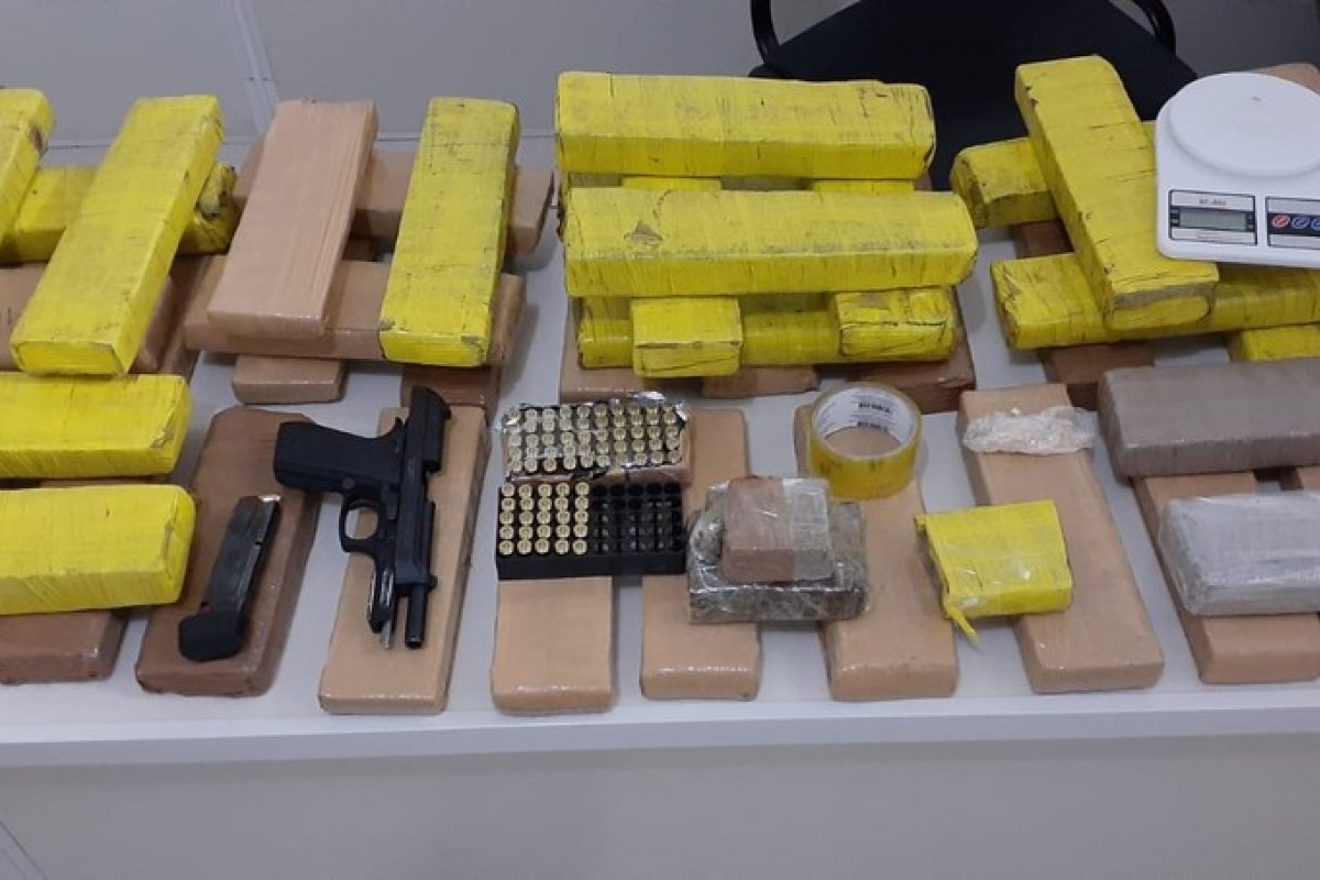 Arma da polícia do Ceará e 40 kg de maconha são apreendidas em condomínio na Bahia