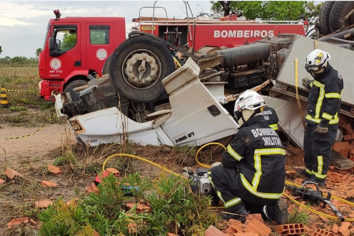 Motorista fica preso às ferragens após caminhão tombar no oeste da Bahia