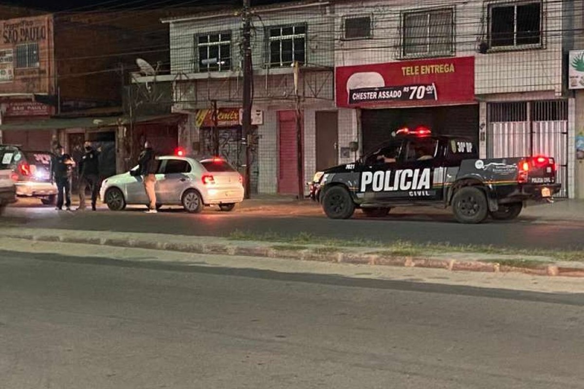Festa de forró com aglomeração é encerrada em Fortaleza, e cantora é levada para delegacia