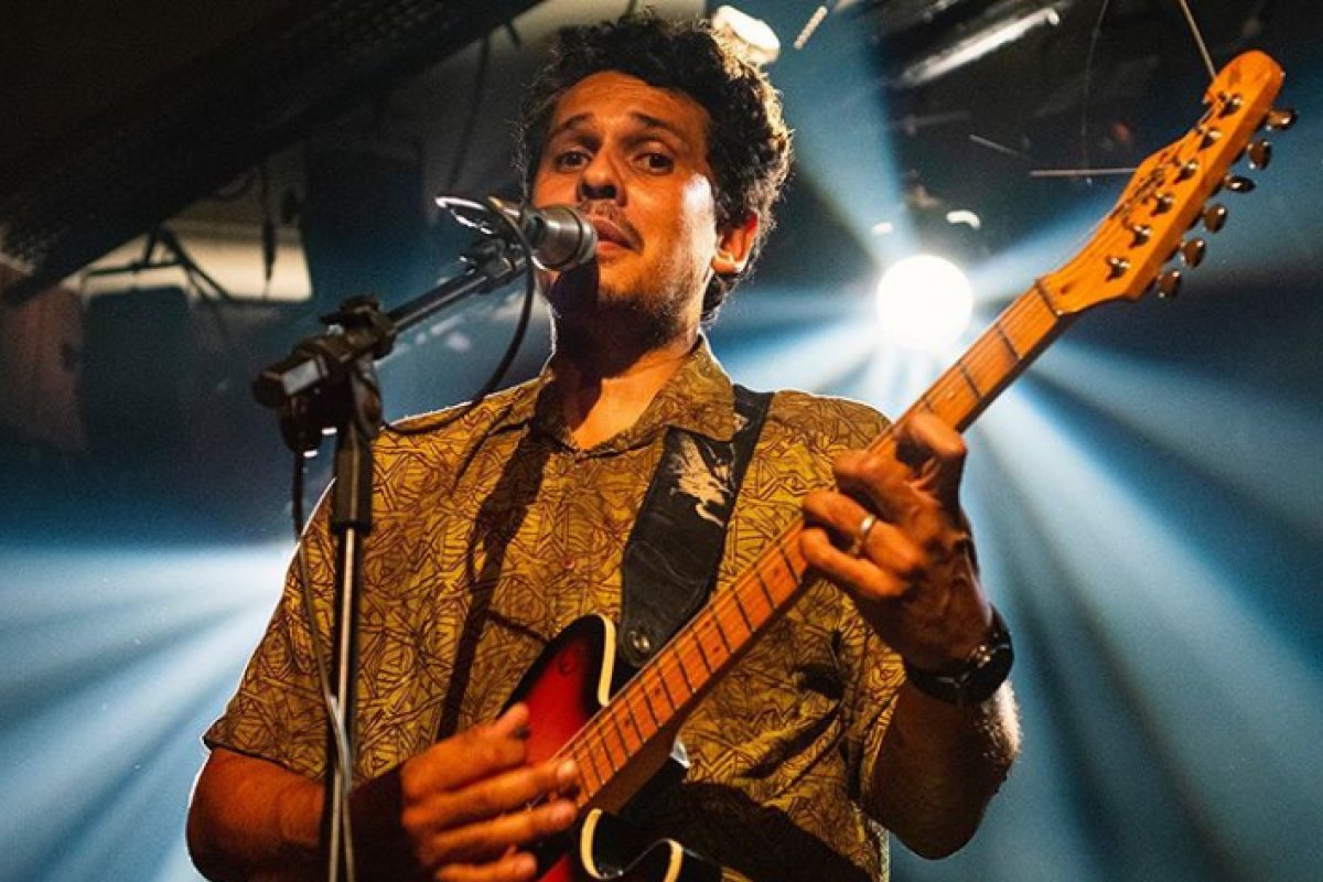 Rodrigo San mostra lado vintage em Nada Terminou