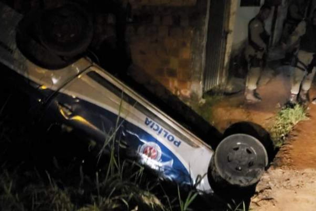 Viatura da PM capota durante perseguição e troca de tiros em Pernambués