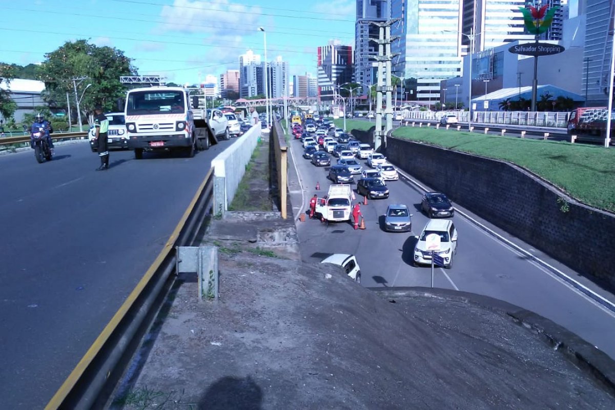 Engavetamento entre cinco veículos deixa trânsito lento na Tancredo Neves