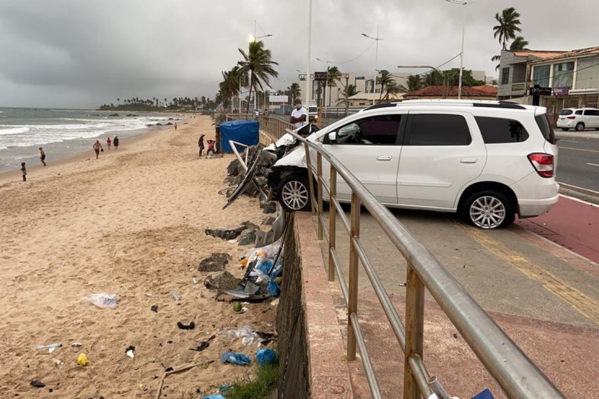 Carro invade calçada e bate em balaustrada na orla em Salvador