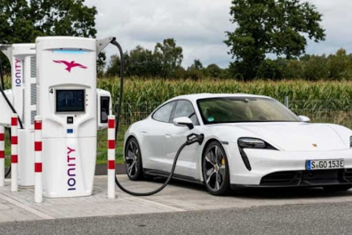 Estudo aponta que carros elétricos terão mesmo preço dos convencionais em 2024