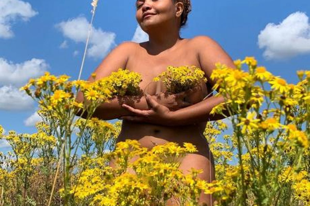 Gaby Amarantos surge nua para comemorar seus 41 anos