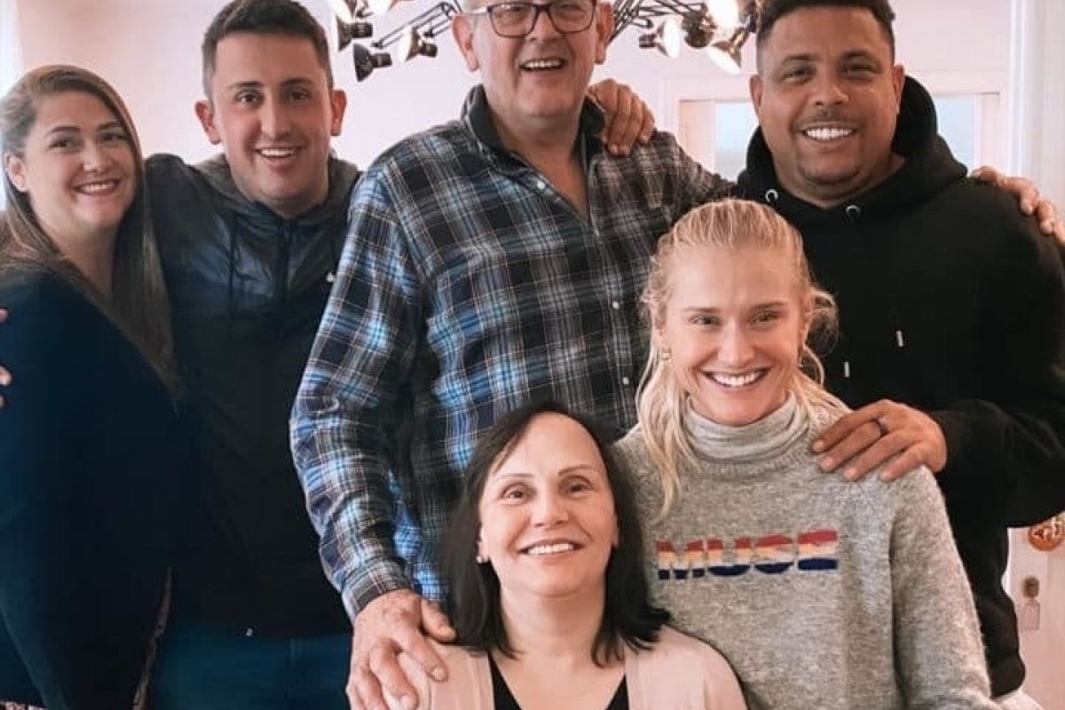 Sogra de Ronaldo Fenômeno ganha bolo de aniversário
