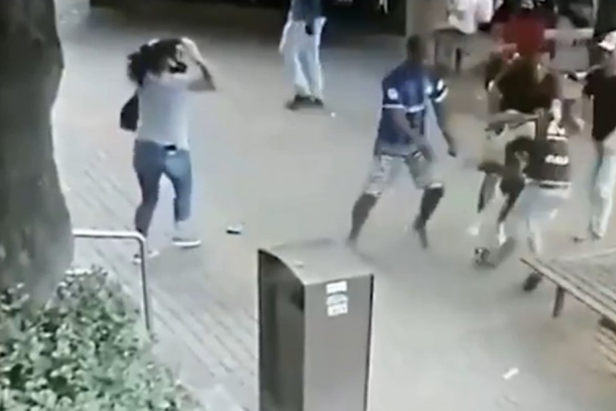 Vídeo: Homem agride mulher na rua e acaba espancado por pessoas que passavam pelo local