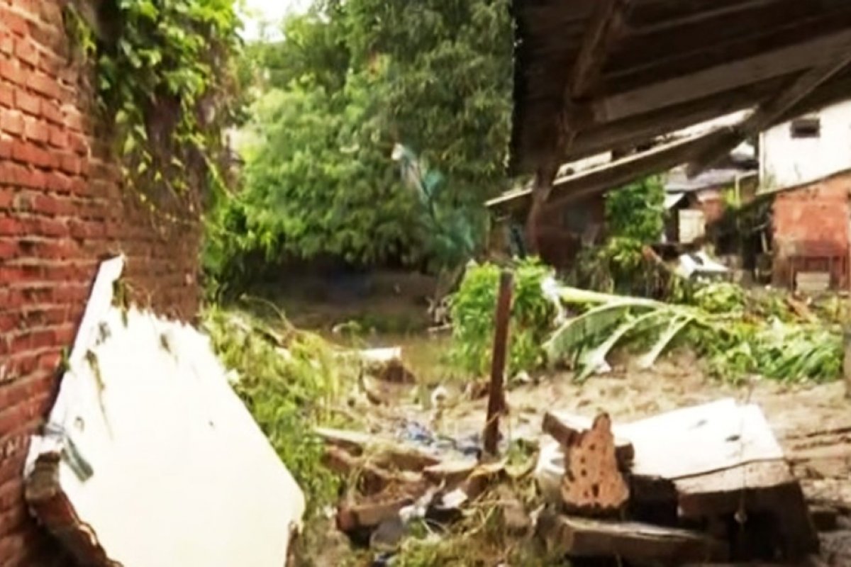 Chuva provoca desabamento parcial de casa em Itabuna