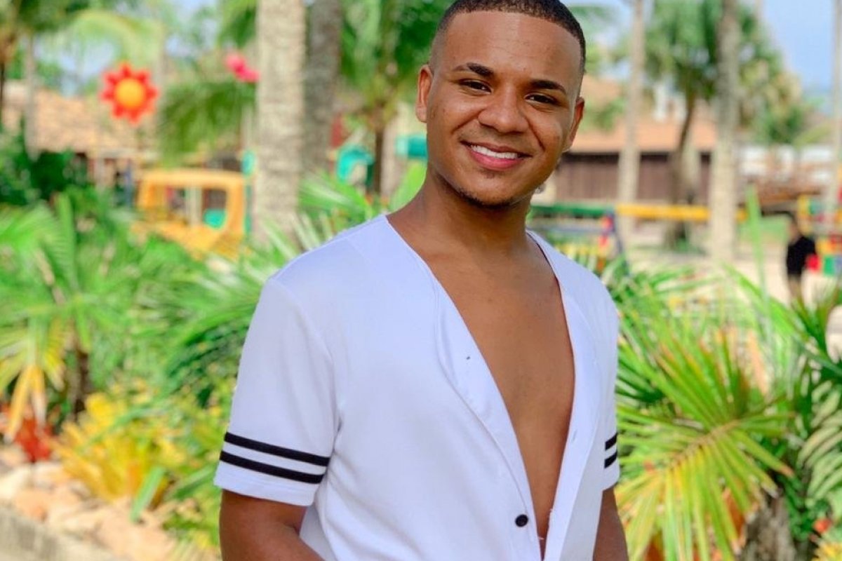 Digital influencer baiano comemora aniversário na praia de Jauá