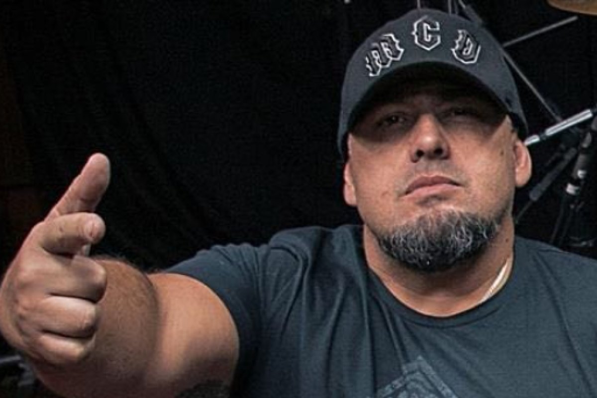 Digão, vocalista do Raimundos, faz desabafo sobre aglomerações durante a campanha eleitoral