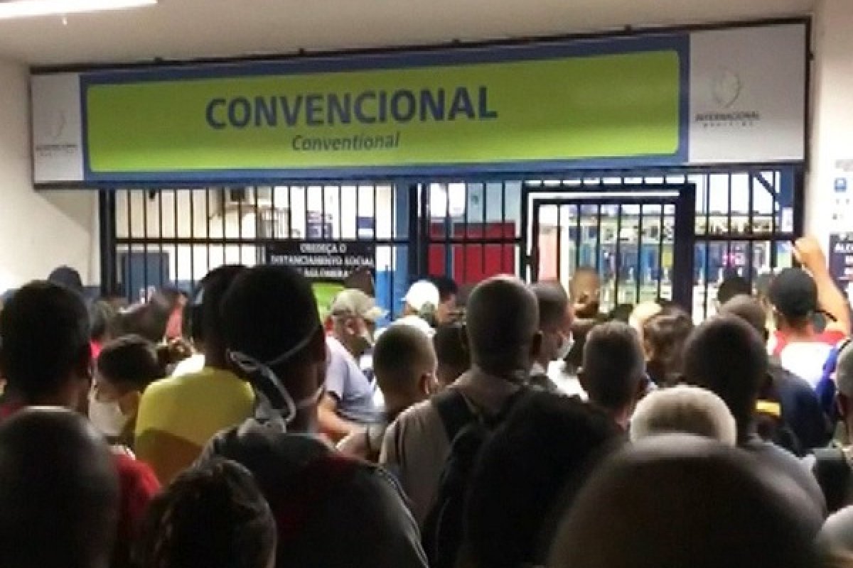 Após feriado, terminal de Bom Despacho registra filas e aglomerações