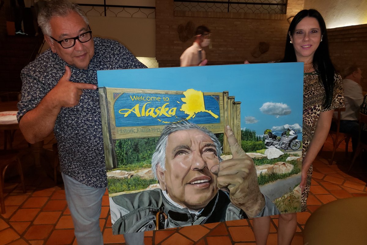 Artista plástica Ana Bittar entrega quadro a empresário e ex corredor de kart Jorge Seródio Junior