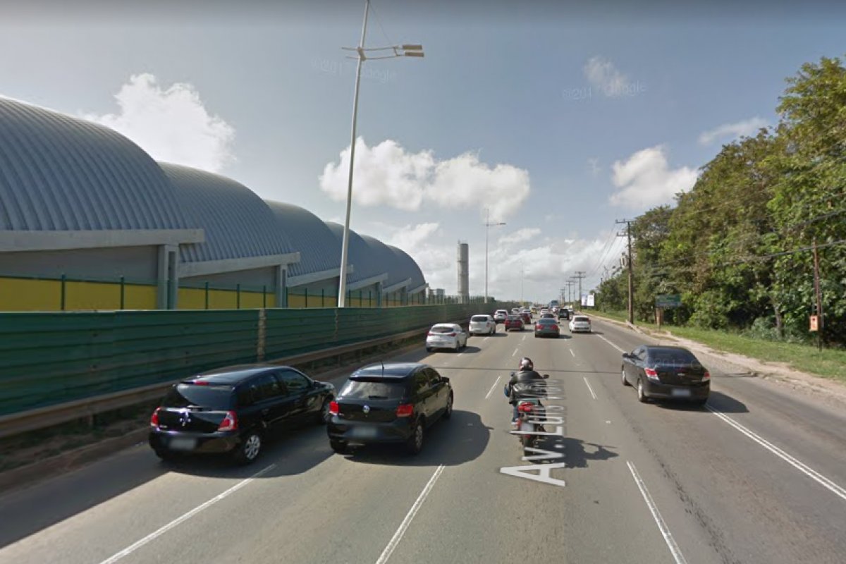 Veículo pega fogo na avenida Paralela