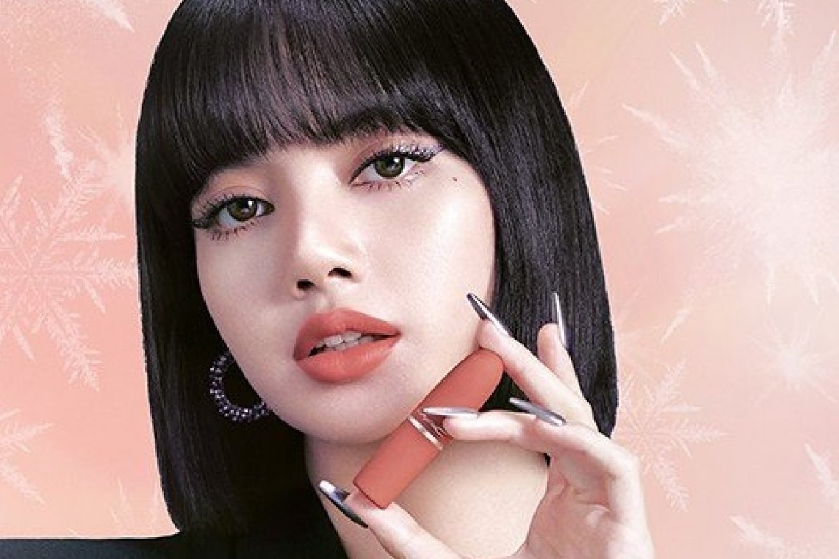 Lisa, do Blackpink, estrela campanha da MAC Cosmetics