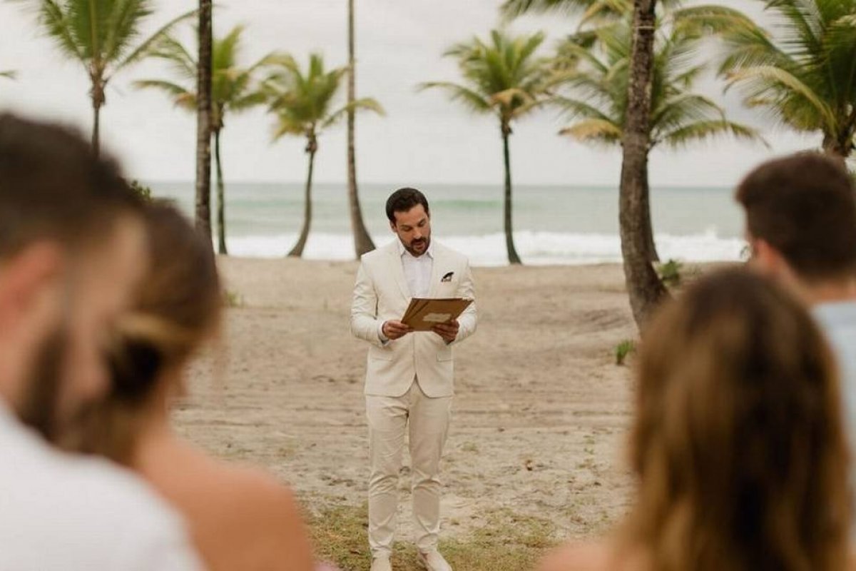 Após término de noivado, homem decide casar consigo mesmo