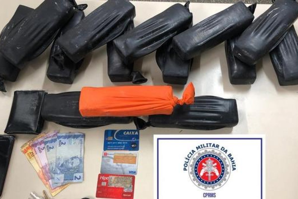 Rondesp prende suspeito de tráfico de drogas em Lauro de Freitas