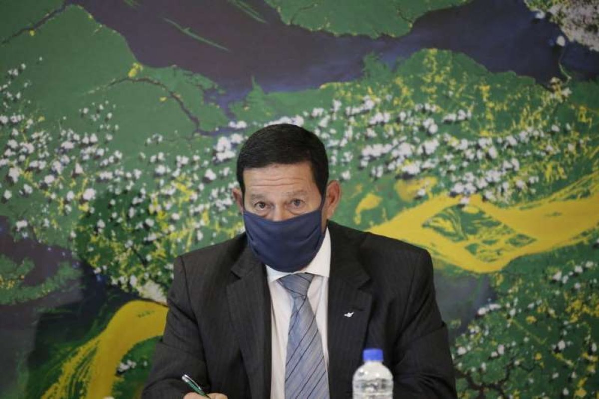 Mourão sobrevoa a Amazônia com embaixadores até esta sexta-feira (6)