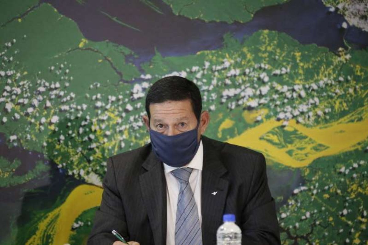 Mourão sobrevoa a Amazônia com embaixadores até esta sexta-feira (6)