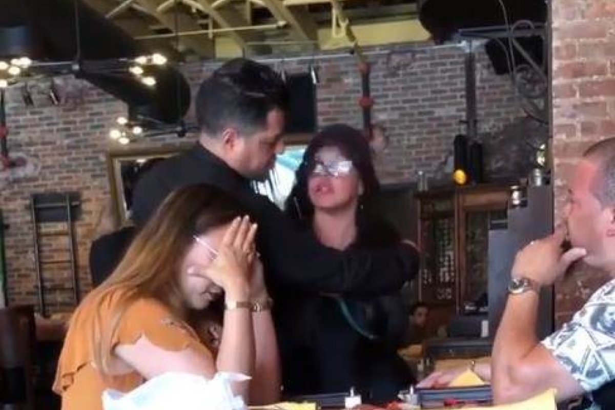 Vídeo: Mulher traída agride amante do marido em restaurante