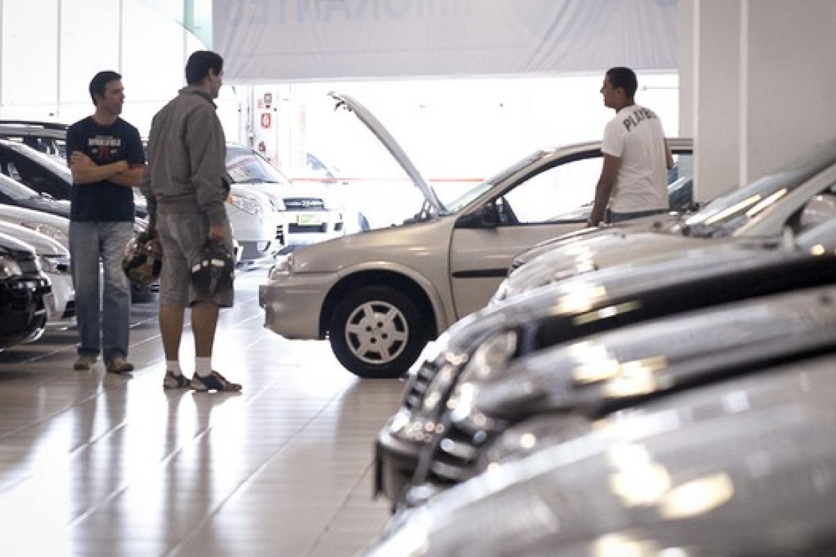 Emplacamento de veículos registra alta de 1,42% em outubro, diz Fenabrave