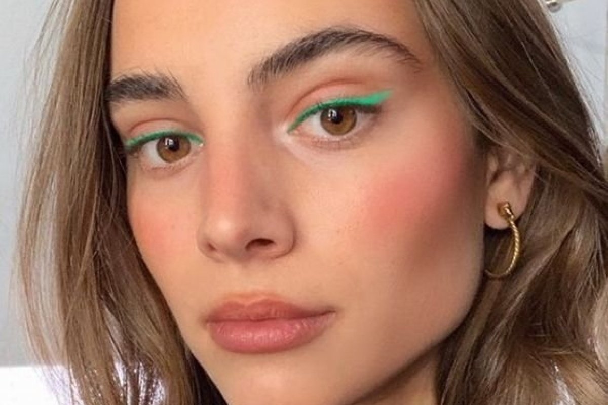 Ouse na maquiagem com o delineador verde