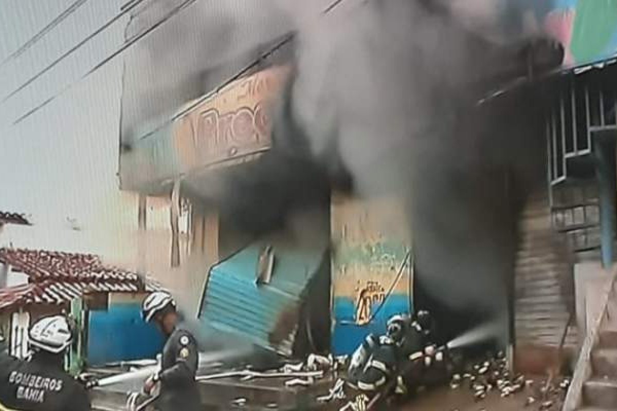 Incêndio destrói mercadinho em Simões Filho na manhã desta quinta-feira (5)
