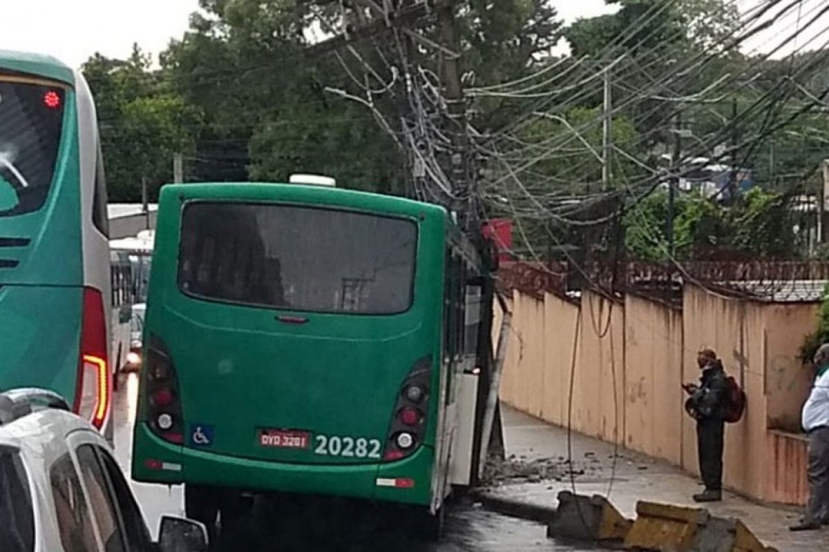 Ônibus bate em poste na região do bairro Sete de Abril, em Salvador