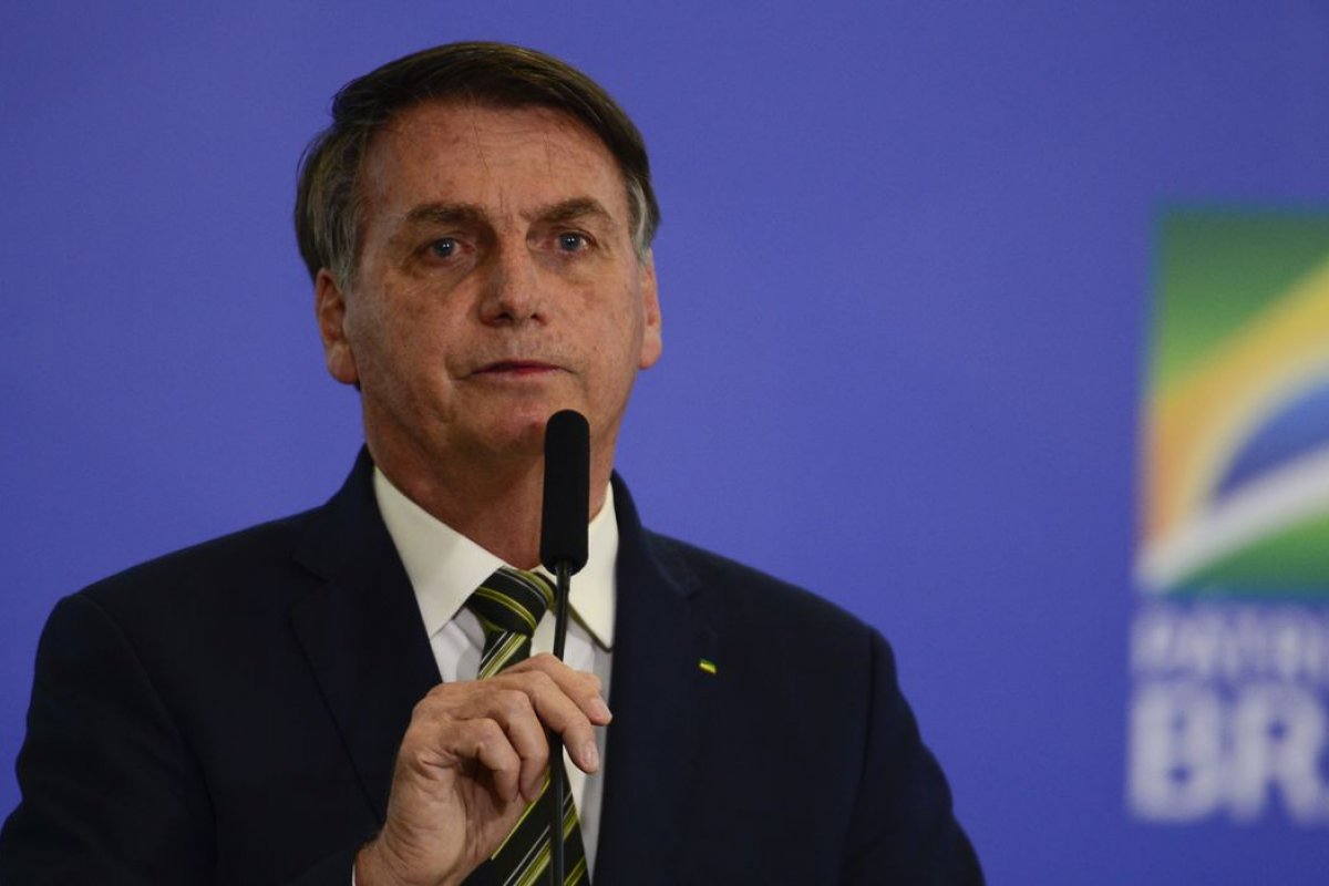 Avião com Bolsonaro é desviado da rota devido a meteorologia