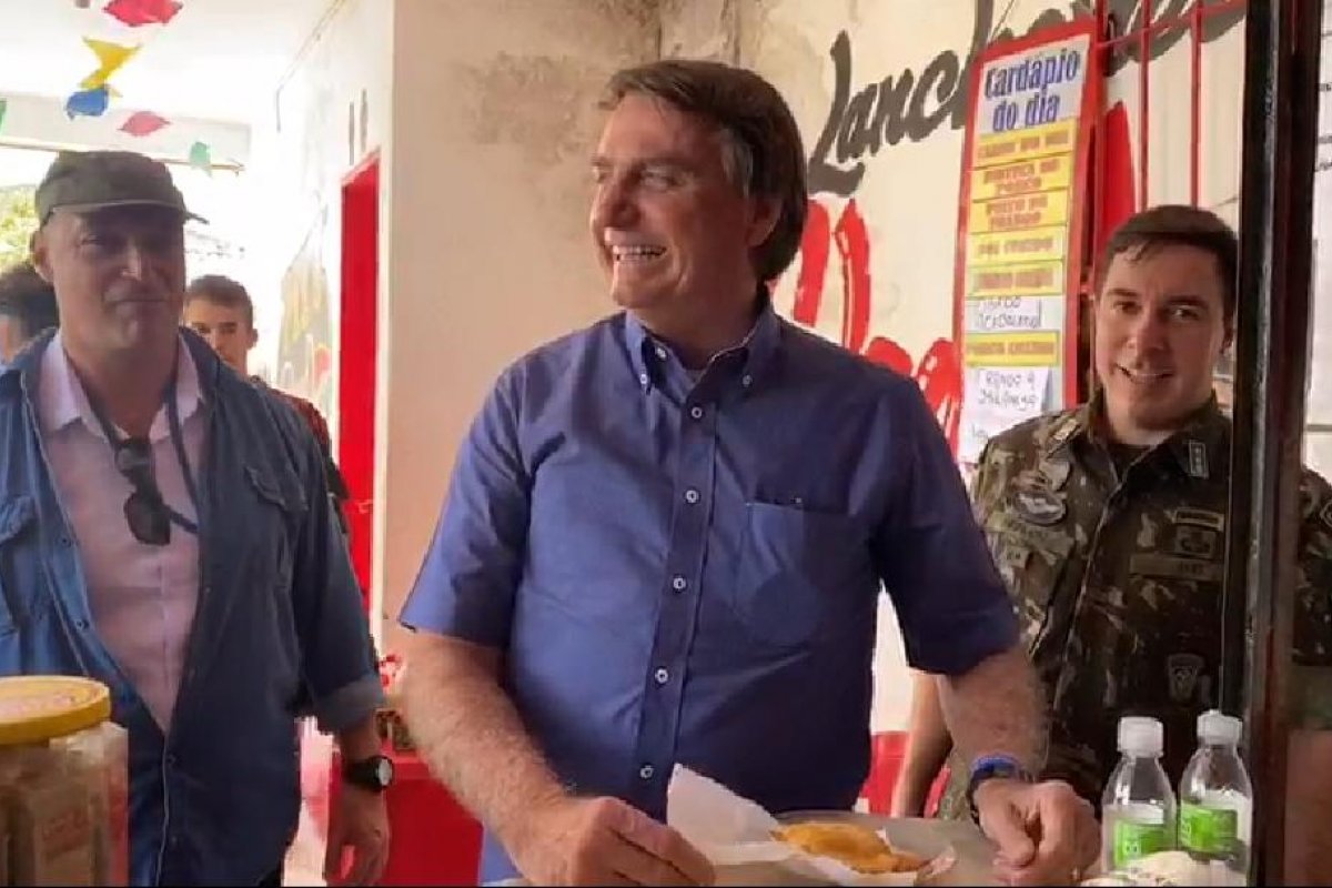 Vídeo: Bolsonaro cumprimenta apoiadores ao chegar em Aracaju
