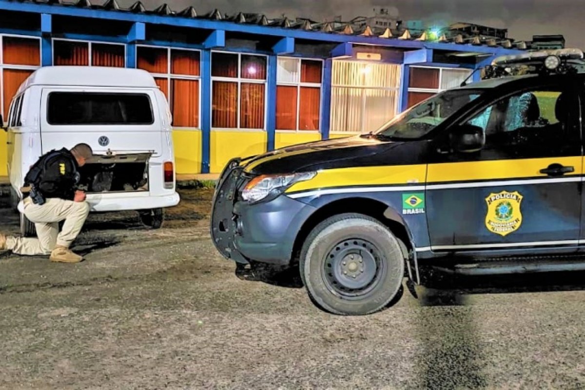 PRF-BA apreende carro roubado e abandonado na BR-324