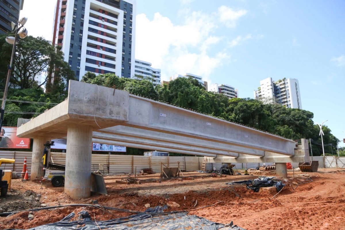 Instalações de vigas do BRT são realizadas na Av. ACM 