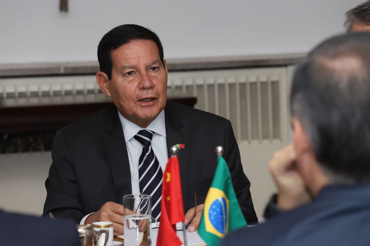 Na China, Mourão defende diversificar as exportações brasileiras