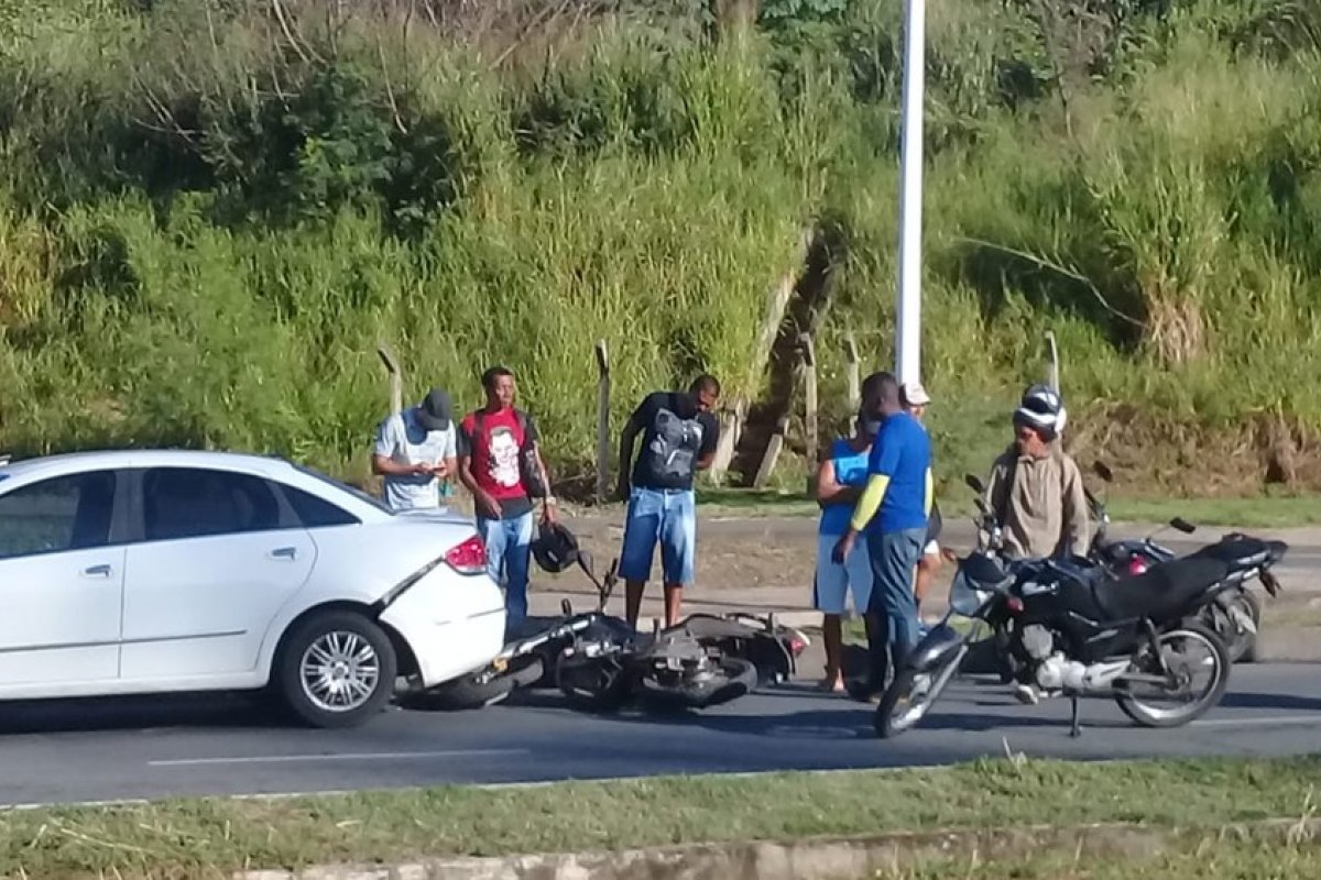 Colisão fere duas pessoas em bairro de Salvador