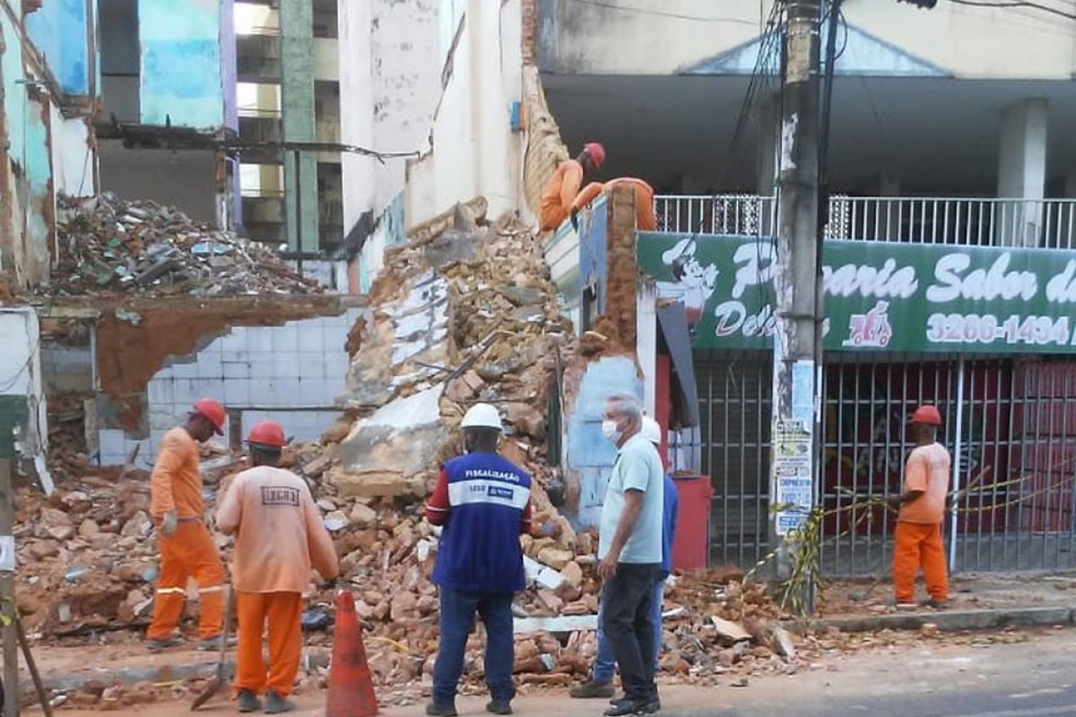 Casarão na Avenida Joana Angélica é totalmente demolido após parte do imóvel desabar