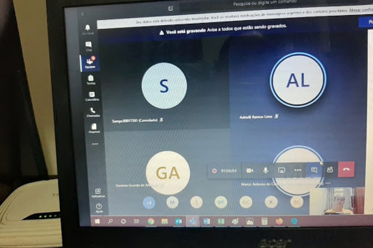 Vídeo: Professor é assaltado em casa enquanto dava aula online