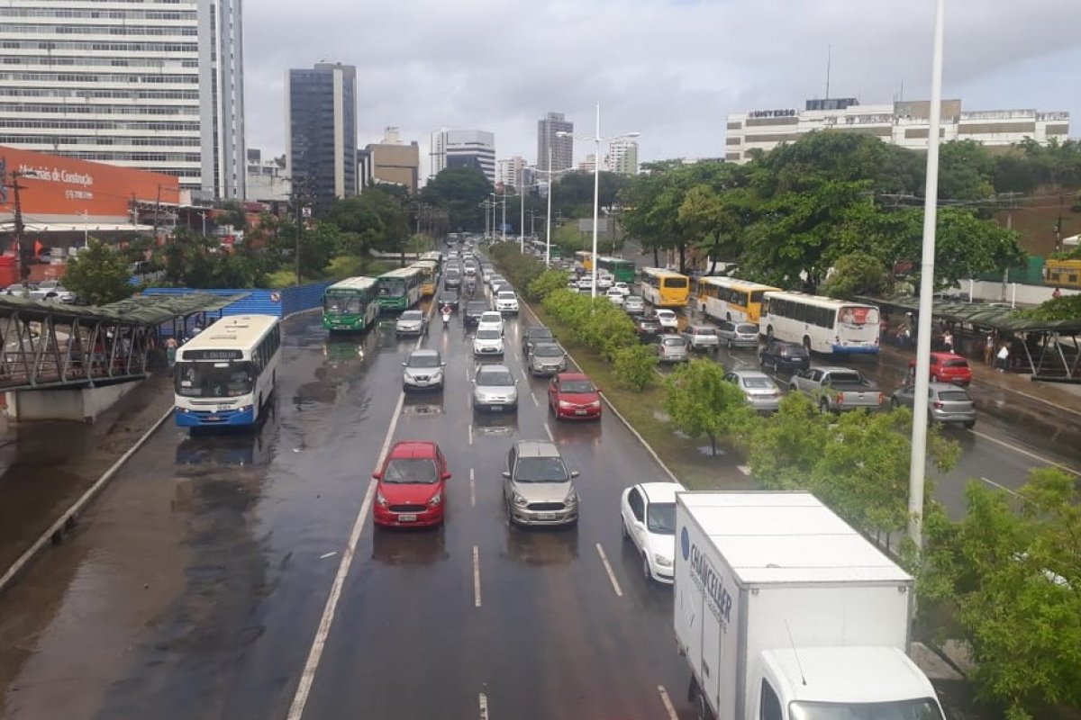 Acidente na ACM deixa ferido e trânsito lento nesta sexta-feira (06)