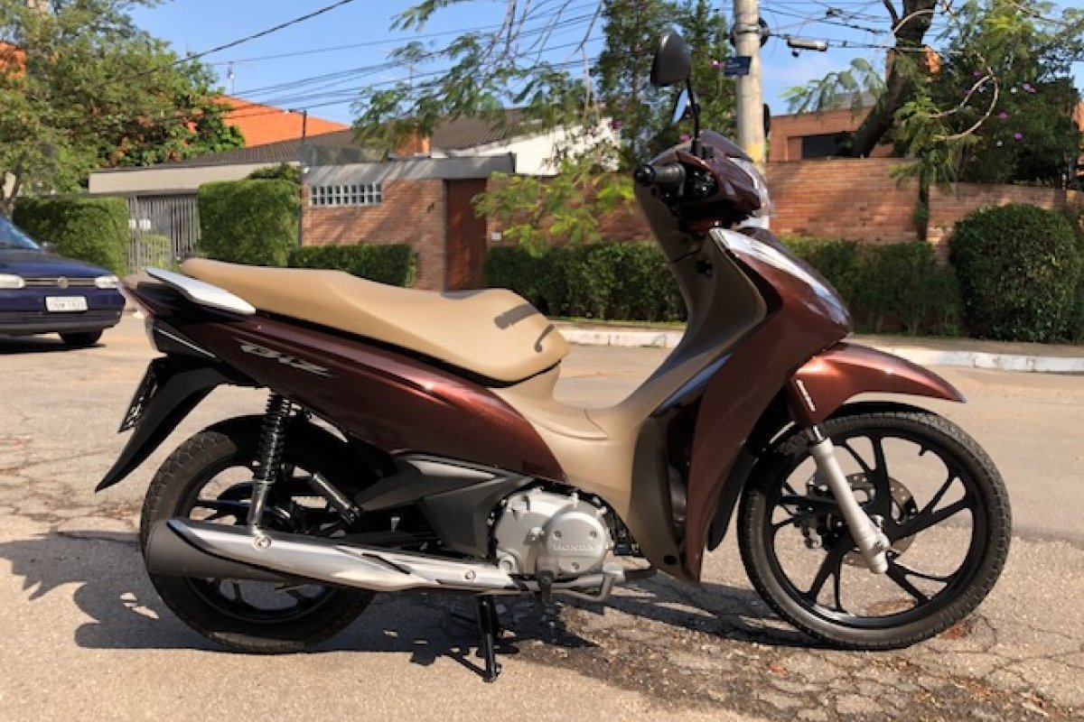 Honda Biz 125 ganha cor marrom perolizado na linha 2021: já testamos
