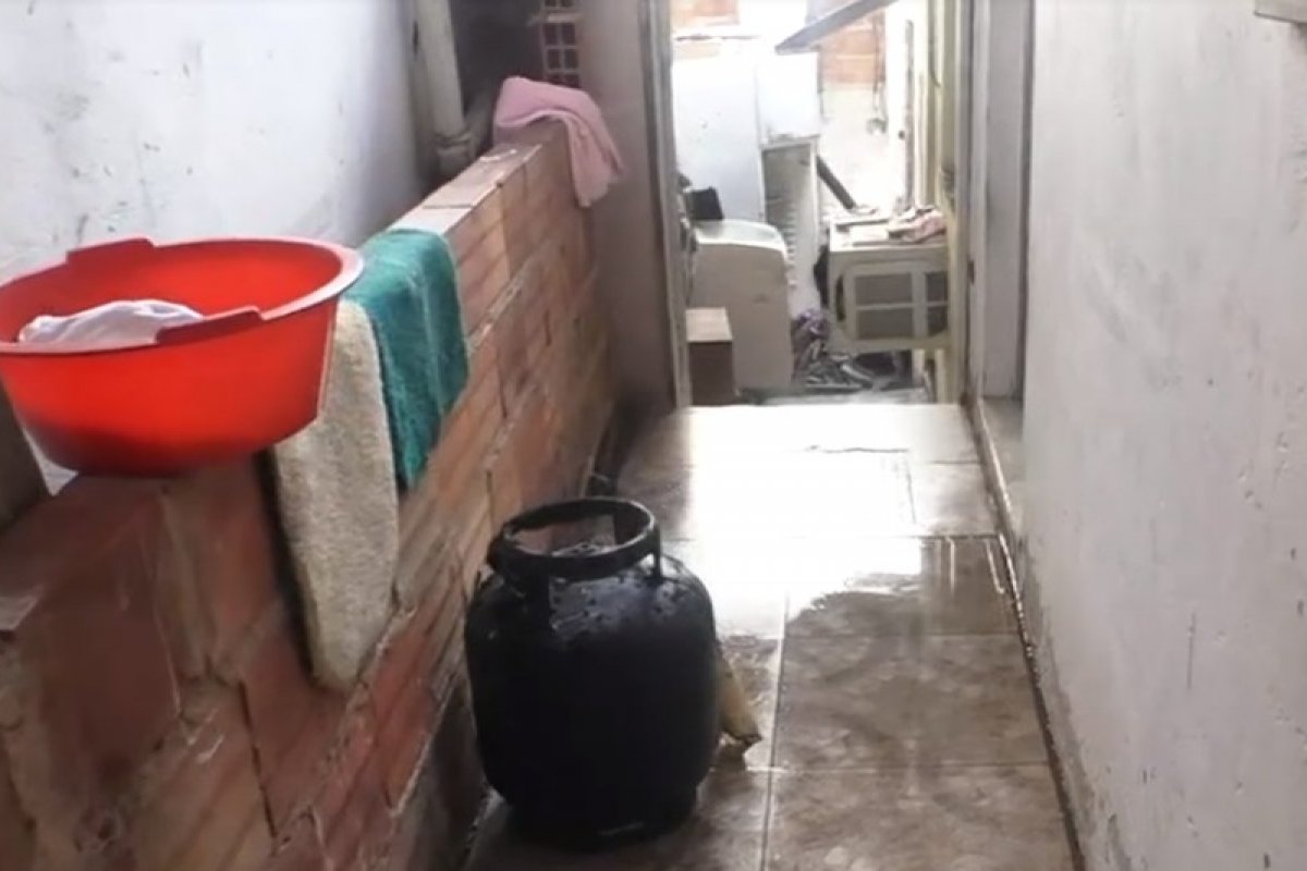 Homem fica ferido após explosão e princípio de incêndio em residência no bairro de Santa Cruz