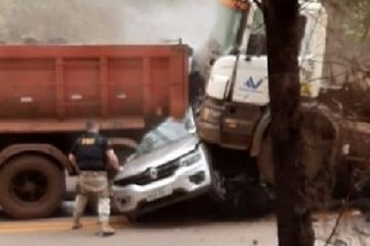 Carros ficam "esmagados" após batida entre carretas em acidente na BR-040, em MG