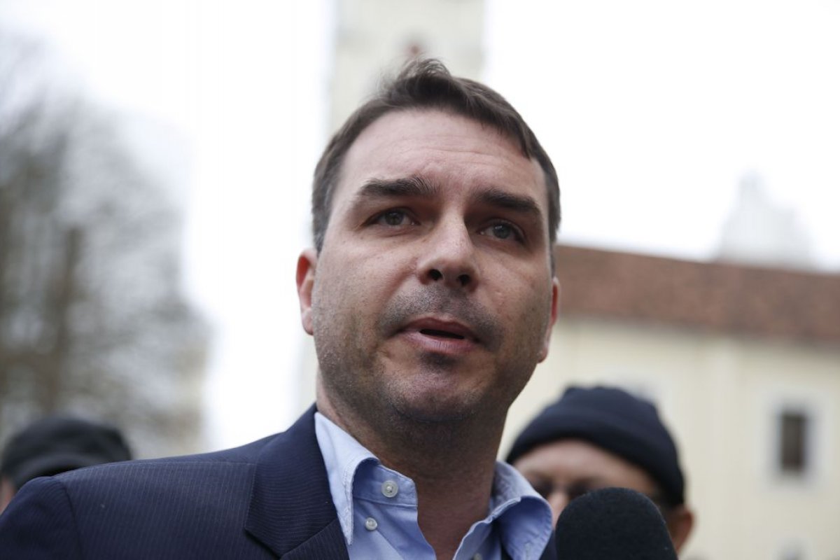 Flávio Bolsonaro entra na Justiça contra William Bonner e Renata Vasconcellos